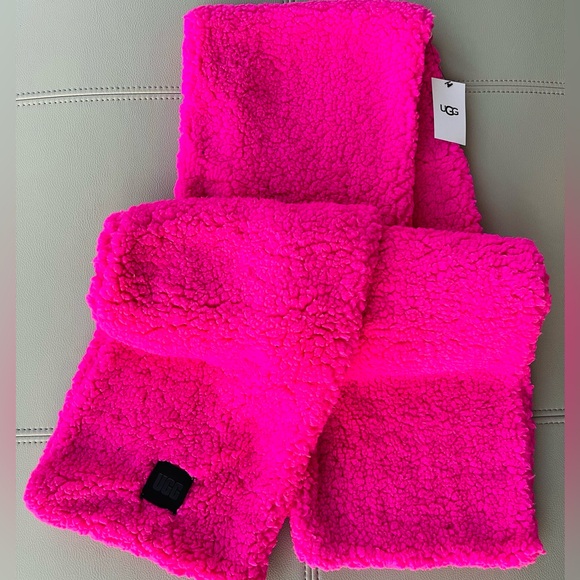NWT - UGG Oversized Faux Shearling Scarf in Rock Rose - Picture 4 of 16